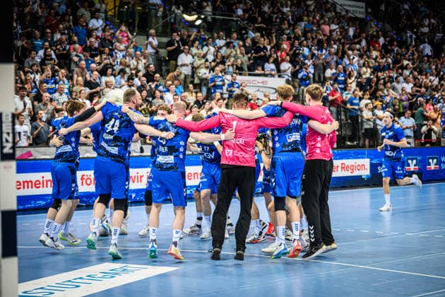 Freudentanz, Teamkreis beim Team des TVB Stuttgart nach Heimsieg gegen den SG Flensburg-Handewitt GER, TVB Stuttgart - SG Flensburg-Handewitt, DAIKIN HBL, Handball, Bundesliga, 32. Spieltag, Spielzeit 2025 2026, 24.05.2026 GER, TVB Stuttgart - SG Flensburg-Handewitt, DAIKIN HBL, Handball, Bundesliga, 32. Spieltag, Spielzeit 2025 2026, 24.05.2026 Stuttgart Copyright: xSandyxDinkelackerx EP_SDR