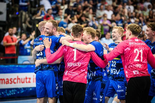 Lenny Rubin (TVB Stuttgart, 44) und Patrick Zieker (TVB Stuttgart, 25), li. und Team - Freudentanz beim Team des TVB Stuttgart nach Heimsieg gegen den SG Flensburg-Handewitt GER, TVB Stuttgart - SG Flensburg-Handewitt, DAIKIN HBL, Handball, Bundesliga, 32. Spieltag, Spielzeit 2025 2026, 24.05.2026 GER, TVB Stuttgart - SG Flensburg-Handewitt, DAIKIN HBL, Handball, Bundesliga, 32. Spieltag, Spielzeit 2025 2026, 24.05.2026 Stuttgart Copyright: xSandyxDinkelackerx EP_SDR