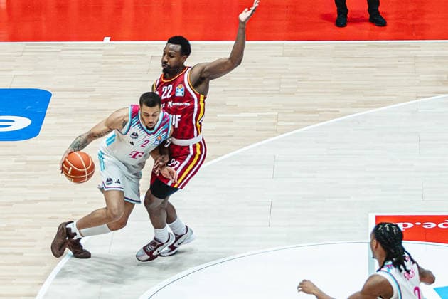 easyCredit Basketball Bundesliga, 4. Playoff-Viertelfinale: Fitness First Baskets Würzburg vs. Telekom Baskets Bonn, 24.05.2026 Alijah Comithier (Telekom Baskets Bonn 2) gegen Johnathan Stove (Würzburg 22) - easyCredit Basketball Bundesliga, 4. Playoff-Viertelfinale: Fitness First Baskets Würzburg vs. Telekom Baskets Bonn, 24.05.2026, Tectake Arena Würzburg Copyright: xBEAUTIFULxSPORTS Derixx