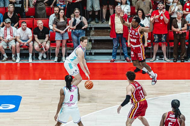 easyCredit Basketball Bundesliga, 4. Playoff-Viertelfinale: Fitness First Baskets Würzburg vs. Telekom Baskets Bonn, 24.05.2026 Patrick Heckmann (Telekom Baskets Bonn 33) lässt Johnathan Stove (Würzburg 22) fliegen - easyCredit Basketball Bundesliga, 4. Playoff-Viertelfinale: Fitness First Baskets Würzburg vs. Telekom Baskets Bonn, 24.05.2026, Tectake Arena Würzburg Copyright: xBEAUTIFULxSPORTS Derixx