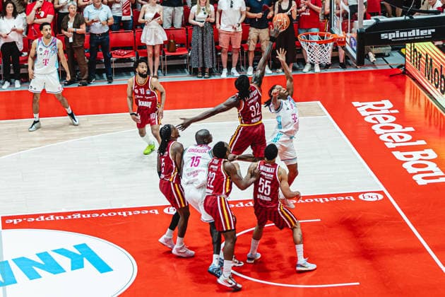 easyCredit Basketball Bundesliga, 4. Playoff-Viertelfinale: Fitness First Baskets Würzburg vs. Telekom Baskets Bonn, 24.05.2026 Jalen Finch (Telekom Baskets Bonn 0) punktet gegen Charles Thompson (Würzburg 32) - easyCredit Basketball Bundesliga, 4. Playoff-Viertelfinale: Fitness First Baskets Würzburg vs. Telekom Baskets Bonn, 24.05.2026, Tectake Arena Würzburg Copyright: xBEAUTIFULxSPORTS Derixx