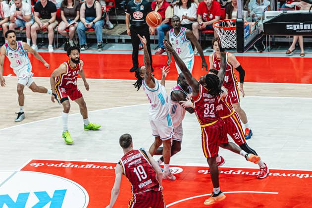 easyCredit Basketball Bundesliga, 4. Playoff-Viertelfinale: Fitness First Baskets Würzburg vs. Telekom Baskets Bonn, 24.05.2026 Jalen Finch (Telekom Baskets Bonn 0) punktet - easyCredit Basketball Bundesliga, 4. Playoff-Viertelfinale: Fitness First Baskets Würzburg vs. Telekom Baskets Bonn, 24.05.2026, Tectake Arena Würzburg Copyright: xBEAUTIFULxSPORTS Derixx