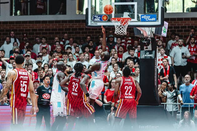 easyCredit Basketball Bundesliga, 4. Playoff-Viertelfinale: Fitness First Baskets Würzburg vs. Telekom Baskets Bonn, 24.05.2026 Tylan Birts (Telekom Baskets Bonn 5) punktet mit der Rückhand - easyCredit Basketball Bundesliga, 4. Playoff-Viertelfinale: Fitness First Baskets Würzburg vs. Telekom Baskets Bonn, 24.05.2026, Tectake Arena Würzburg Copyright: xBEAUTIFULxSPORTS Derixx