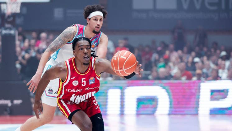 Sport Bilder des Tages Im Bild: v.li. Michael Kessens (Telekom Baskets Bonn, 6) gegen Marcus Carr(Wuerzburg Baskets, 5) am Ball 24.05.2026, Basketball, Fitness First Wuerzburg Baskets vs. Telekom Baskets Bonn, easyCredit BBL Playoffs, 4. Viertelfinale, Deutschland, 97072, tectake-Arena Wuerzburg, Copyright: HMBxMedia xJulienxBecker