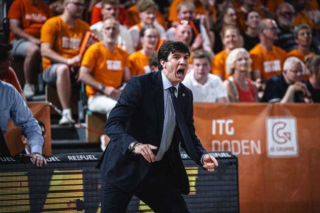 1. Basketball Bundesliga, easyCredit BBL, Saison 2025 2026, Herren, Playoffs, Viertelfinale, Spiel 4, 24.05.2026, RASTA Vechta - ALBA Berlin Pedro Calles (Head Coach - ALBA BERLIN) während der Partie Vechta RASTA Dome Niedersachsen Deutschland