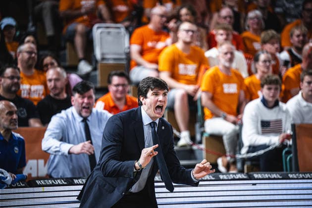 1. Basketball Bundesliga, easyCredit BBL, Saison 2025 2026, Herren, Playoffs, Viertelfinale, Spiel 4, 24.05.2026, RASTA Vechta - ALBA Berlin Pedro Calles (Head Coach - ALBA BERLIN) während der Partie Vechta RASTA Dome Niedersachsen Deutschland
