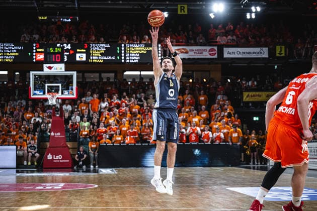 1. Basketball Bundesliga, easyCredit BBL, Saison 2025 2026, Herren, Playoffs, Viertelfinale, Spiel 4, 24.05.2026, RASTA Vechta - ALBA Berlin Martin Hermannsson ( 15 - ALBA BERLIN) beim Jumpshot Vechta RASTA Dome Niedersachsen Deutschland