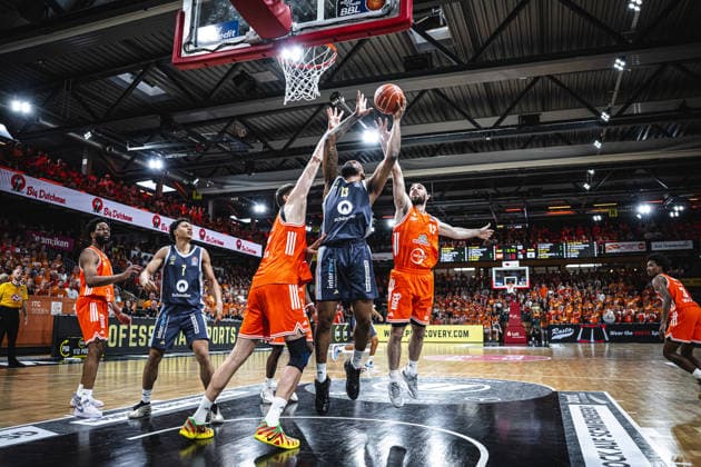 1. Basketball Bundesliga, easyCredit BBL, Saison 2025 2026, Herren, Playoffs, Viertelfinale, Spiel 4, 24.05.2026, RASTA Vechta - ALBA Berlin J wan Roberts ( 13 - ALBA BERLIN) beim Korbleger Vechta RASTA Dome Niedersachsen Deutschland