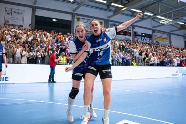 Sport Bilder des Tages HSG Blomberg-Lippe (GER) vs. Borussia Dortmund (GER) Handball, 1. Handball Bundesliga Frauen, Finale, Spiel 2, 24.5.2026, Saision 2025 2026, Blomberg Alexia Hauf (HSG Blomberg-Lippe, 31) und Ona Vegue (HSG Blomberg-Lippe, 14) jubeln nach dem Sieg gegen Borussia Dortmund (GER) Blomberg Sporthalle an der Ulmenallee Deutschland