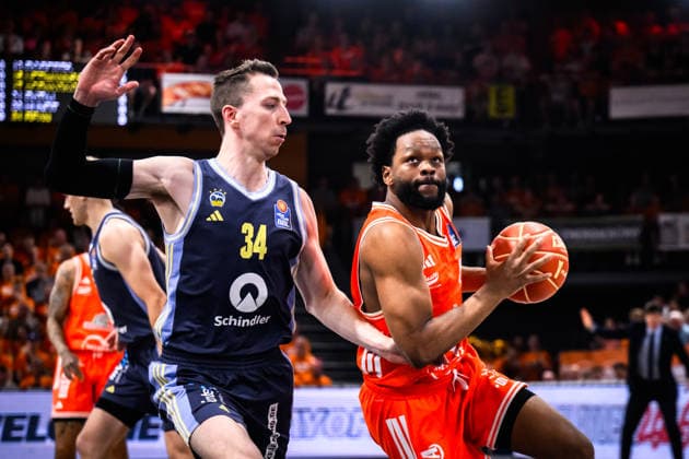 24.05.2026, Rasta Dome, Vechta Basketball, easyCredit Bundesliga, Playoffs Viertelfinale, Rasta Vechta vs. ALBA Berlin Zweikampf zwischen Justin Bean ( 34 Berlin) und Lloyd Pandi ( 41 Vechta)