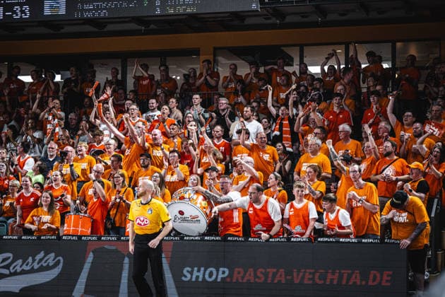 1. Basketball Bundesliga, easyCredit BBL, Saison 2025 2026, Herren, Playoffs, Viertelfinale, Spiel 4, 24.05.2026, RASTA Vechta - ALBA Berlin Klettverschluss (Fanclub - RASTA Vechta) zeigt Emotionen während der Partie Vechta RASTA Dome Niedersachsen Deutschland