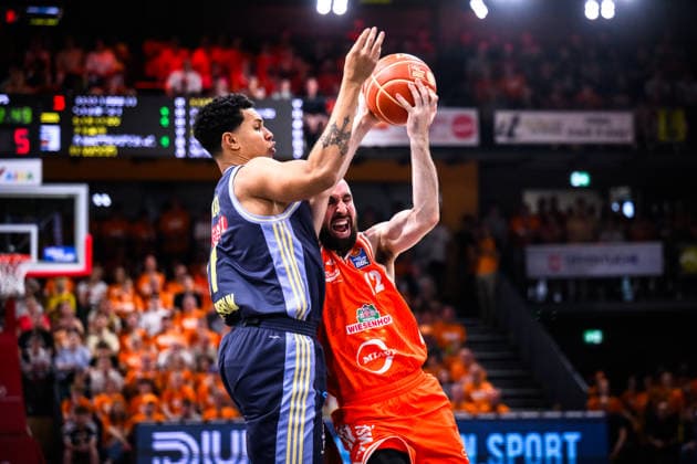 24.05.2026, Rasta Dome, Vechta Basketball, easyCredit Bundesliga, Playoffs Viertelfinale, Rasta Vechta vs. ALBA Berlin Zweikampf zwischen Jack Kayil ( 7 Berlin) gegen Tommy Kuhse ( 12 Vechta)