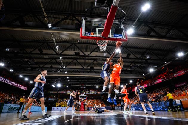 24.05.2026, Rasta Dome, Vechta Basketball, easyCredit Bundesliga, Playoffs Viertelfinale, Rasta Vechta vs. ALBA Berlin Zweikampf zwischen Norris Agbakoko ( 17 Berlin) und Alonzo Verge Jr. ( 11 Vechta)