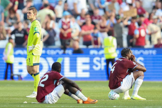 LONDON, ENGLAND, MAY 24: Mads Hermansen of West Ham United, El Hadji Malick Diouf of West Ham United and Axel Disasi of West Ham United reacts after getting relegated during the FA Cup match between West Ham United and Leeds United at London Stadium on May 24th, 2026 in London, England (Photo by Alexander Canillas Sports Press Photo) Copyright: xAlexanderxCanillas SPPx Sportspressphoto_154150