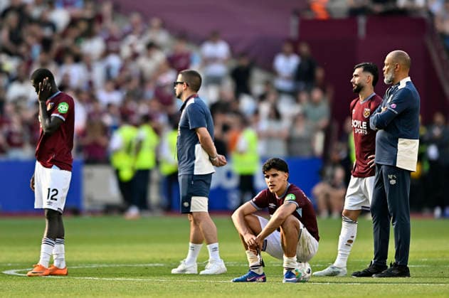 West Ham vs Leeds United, Premier League The West Ham players and staff wait at the final whistle for the result from the Spurs game during the West Ham vs Leeds United Premier League match at the London Stadium Stratford. Stratford The London Stadium UK Copyright: xMartinxDaltonx WestHam_vs_Leeds_240526_MD_0035