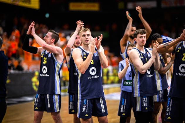 24.05.2026, Rasta Dome, Vechta Basketball, easyCredit Bundesliga, Playoffs Viertelfinale, Rasta Vechta vs. ALBA Berlin Jubel Berlin nach Sieg Justin Bean ( 34 Berlin), Sam Griesel ( 5 Berlin)
