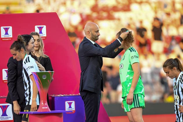 Gianpiero Strisciuglio gives medals to Juventus players at the end of the Women s Frecciarossa Italian Cup 2025 2026 final soccer match between Juventus and Roma at the Romeo Menti stadium in Vicenza, Italy - May 24, 2026 - - Soccer  Copyright: xEttorexGriffoni LaPressex