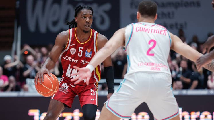 Im Bild: v.li. Marcus Carr(Wuerzburg Baskets, 5) am Ball gegen Alijah Comithier (Telekom Baskets Bonn, 2) 24.05.2026, Basketball, Fitness First Wuerzburg Baskets vs. Telekom Baskets Bonn, easyCredit BBL Playoffs, 4. Viertelfinale, Deutschland, 97072, tectake-Arena Wuerzburg, Copyright: HMBxMedia xJulienxBecker