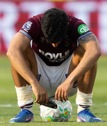LONDON, ENGLAND - MAY 24: Mateus Fernandes of West Ham United shows dejection after West Ham United s relegation to the Sky Bet Championship is confirmed following the Premier League match between West Ham United and Leeds United at London Stadium on May 24, 2026 in London, England.  Copyright: xBenxPeters MBxMediax