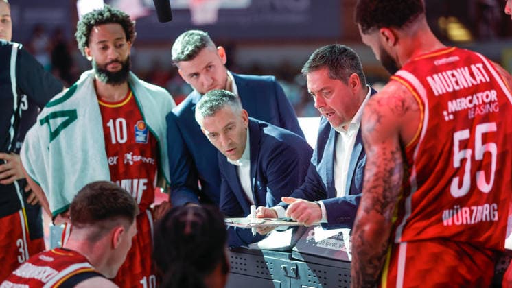 Im Bild: Head-Coach Sasa Filipovski (Wuerzburg Baskets) bespricht die nächsten Spielzuege waehrend einer Auszeit 24.05.2026, Basketball, Fitness First Wuerzburg Baskets vs. Telekom Baskets Bonn, easyCredit BBL Playoffs, 4. Viertelfinale, Deutschland, 97072, tectake-Arena Wuerzburg, Copyright: HMBxMedia xJulienxBecker