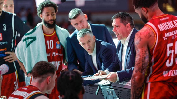 Im Bild: Head-Coach Sasa Filipovski (Wuerzburg Baskets) bespricht die nächsten Spielzuege waehrend einer Auszeit 24.05.2026, Basketball, Fitness First Wuerzburg Baskets vs. Telekom Baskets Bonn, easyCredit BBL Playoffs, 4. Viertelfinale, Deutschland, 97072, tectake-Arena Wuerzburg, Copyright: HMBxMedia xJulienxBecker