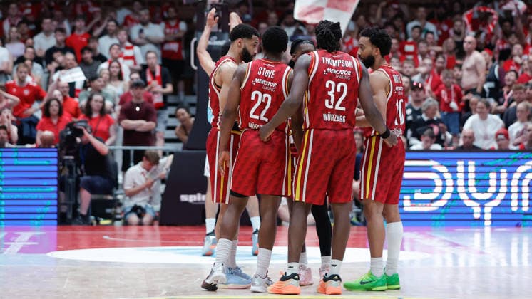 Im Bild: Die Spieler der Wuerzburg Baskets besprechen sich 24.05.2026, Basketball, Fitness First Wuerzburg Baskets vs. Telekom Baskets Bonn, easyCredit BBL Playoffs, 4. Viertelfinale, Deutschland, 97072, tectake-Arena Wuerzburg, Copyright: HMBxMedia xJulienxBecker