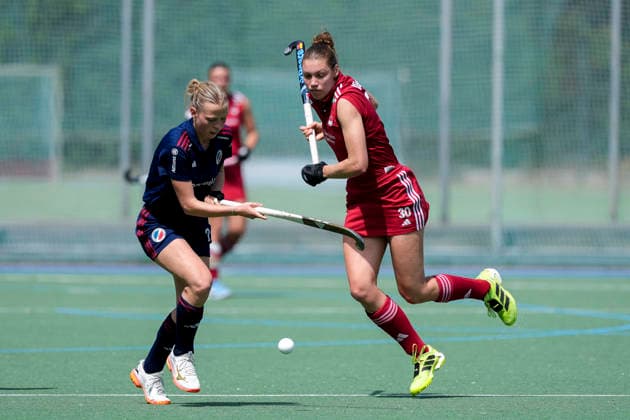 v.li.: Linda Bens (MHC, 24), Felicia Wiedermann (KTHC, 30), Zweikampf, Spielszene, Duell, duel, tackle, tackling, Dynamik, Action, Aktion, 24.05.2026, Mannheim (Deutschland), Hockey, Deutsche Meisterschaft, Viertelfinale 3, Damen, Mannheimer HC - Rot-Weiss Köln