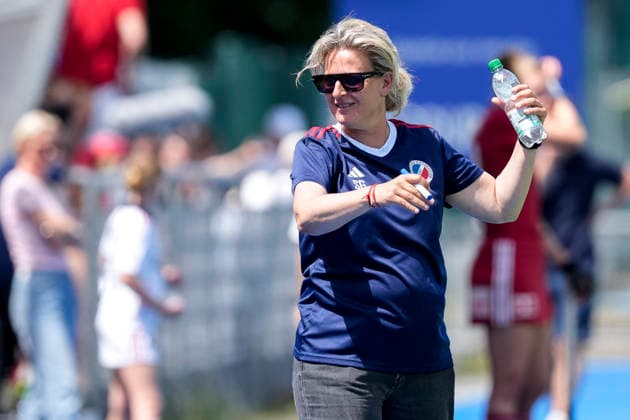 Sofie Gierts (Trainerin, Cheftrainerin, MHC), Einzelbild, Einzelfoto, Aktion, Action, Freude, freuen, freut sich, freundlich, fröhlich, glücklich, strahlend, optimistisch, 24.05.2026, Mannheim (Deutschland), Hockey, Deutsche Meisterschaft, Viertelfinale 3, Damen, Mannheimer HC - Rot-Weiss Köln