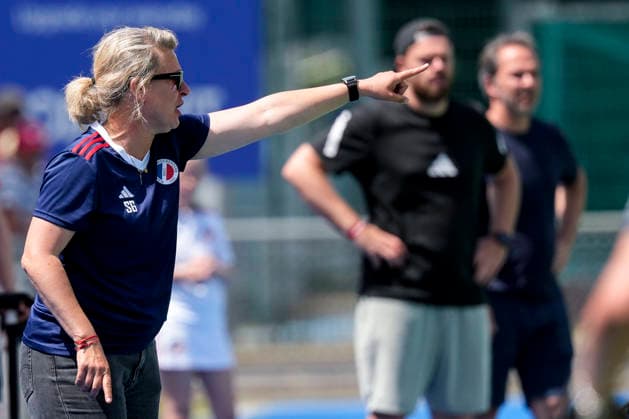 Sofie Gierts (Trainerin, Cheftrainerin, MHC), gibt Anweisungen, gestikuliert, mit den Armen gestikulieren, Einzelbild, Einzelfoto, Aktion, Action, 24.05.2026, Mannheim (Deutschland), Hockey, Deutsche Meisterschaft, Viertelfinale 3, Damen, Mannheimer HC - Rot-Weiss Köln