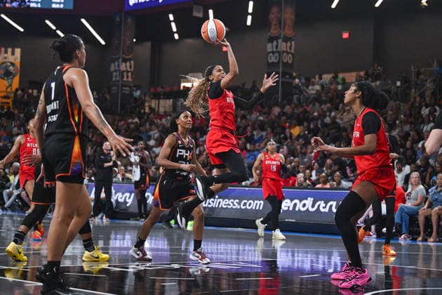COLLEGE PARK, GA - MAY 24: Atlanta guard Te-Hina Paopao (2) drives to the basket during the WNBA, Basketball Damen, USA game between the Phoenix Mercury and the Atlanta Dream on May 24th, 2026 at Gateway Center Arena in College Park, GA. (Photo by Rich von Biberstein Icon Sportswire) WNBA: MAY 24 Phoenix Mercury at Atlanta Dream EDITORIAL USE ONLY Icon260524010