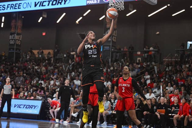 COLLEGE PARK, GA - MAY 24: Phoenix forward Alyssa Thomas (25) drives to the basket during the WNBA, Basketball Damen, USA game between the Phoenix Mercury and the Atlanta Dream on May 24th, 2026 at Gateway Center Arena in College Park, GA. (Photo by Rich von Biberstein Icon Sportswire) WNBA: MAY 24 Phoenix Mercury at Atlanta Dream EDITORIAL USE ONLY Icon260524017