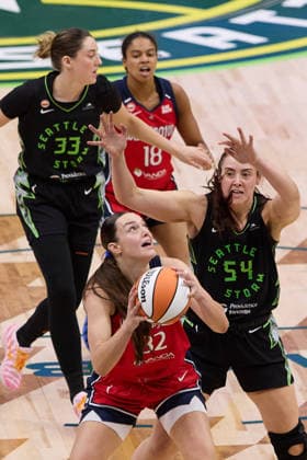 May 24, 2026, Seattle, Washington, USA: Washington Mystics forward ANGELA DUGALIC (32) looks to the rim while defended by Seattle Storm forward MACKENZIE HOLMES (54) in the fourth quarter of the WNBA, Basketball Damen, USA match between the Seattle Storm and Washington Mystics at Climate Pledge Arena in Seattle. Seattle USA - ZUMAd218 20260524_zsp_d218_023 Copyright: xRichardxDizonx