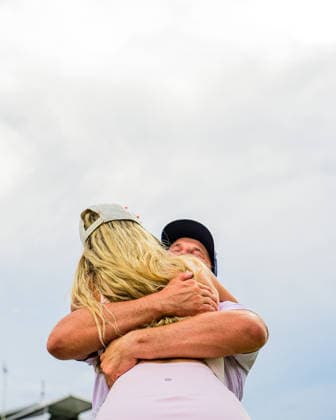 May 24, 2026, Mckinney, Texas, USA: Wyndham Clark celebrates with his girlfriend after scoring the winning putt at the 18th hole in the final round at the CJ Cup Byron Nelson in McKinney. PGA, Golf Herren 2026: THE CJ CUP BYRON NELSON  - ZUMAm348 20260524_znp_m348_029 Copyright: xLuisxRevillaxMatax