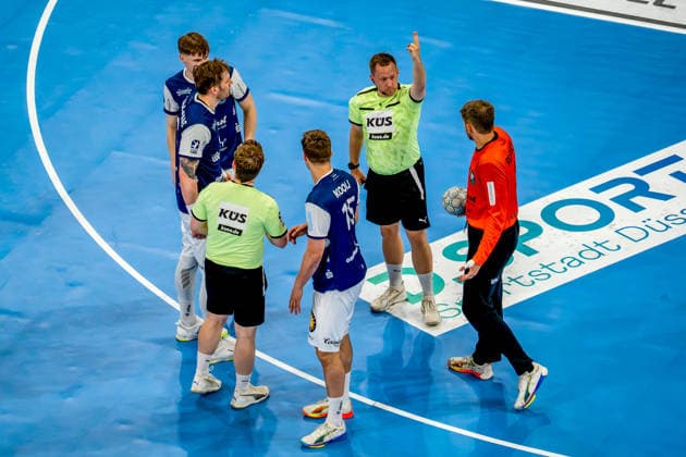 24.05.2026, xkkux, Handball, 1. HBL, Bergischer HC - THW Kiel, PSD-BANK Dome Düsseldorf: Spielgeschene Kampf um den Ball am Kreis Nordrhein-Westfalen Deutschland