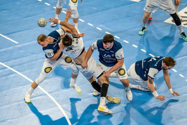 24.05.2026, xkkux, Handball, 1. HBL, Bergischer HC - THW Kiel, PSD-BANK Dome Düsseldorf: Hendrik Pekeler (Kiel 61) wird am Kreis festgemacht von Aron Seesing (BHC 49) Nordrhein-Westfalen Deutschland