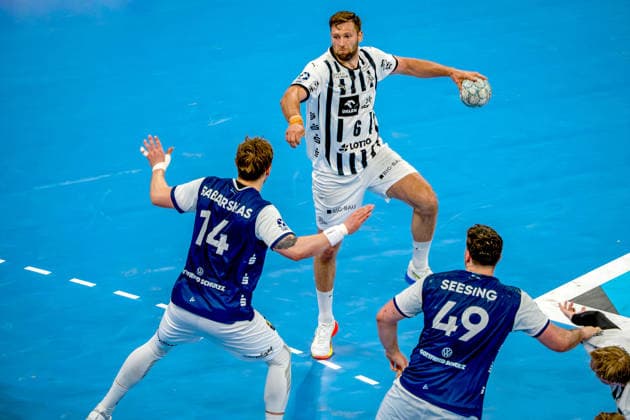 24.05.2026, xkkux, Handball, 1. HBL, Bergischer HC - THW Kiel, PSD-BANK Dome Düsseldorf: Harald Reinkind (Kiel 06) wirft den Ball auf das Tor gegen Gerdas Babarskas (BHC 14) Aron Seesing (BHC 49) Nordrhein-Westfalen Deutschland