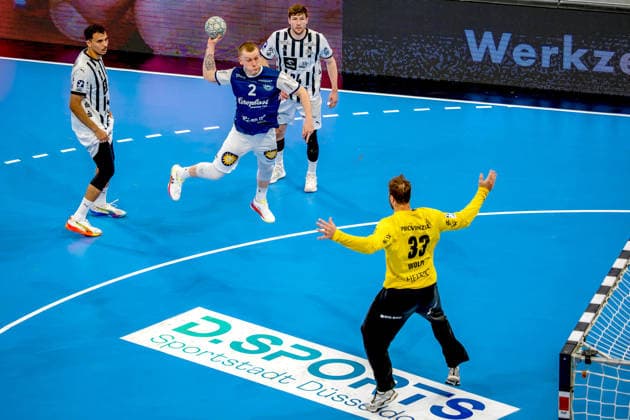 24.05.2026, xkkux, Handball, 1. HBL, Bergischer HC - THW Kiel, PSD-BANK Dome Düsseldorf: Noah Beyer (BHC 02) wirft den Ball auf das Tor Andreas Wolff (Kiel 33) Nordrhein-Westfalen Deutschland