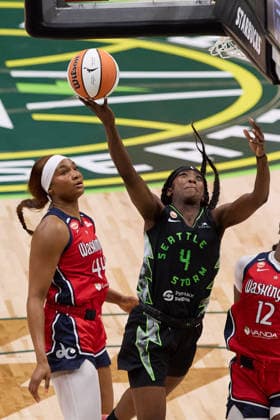 May 24, 2026, Seattle, Washington, USA: Seattle Storm guard FLAUJAE JOHNSON (4) attempts a field goal in the first quarter of the WNBA, Basketball Damen, USA match between the Seattle Storm and Washington Mystics at Climate Pledge Arena in Seattle. WNBA 2026: Seattle 97:85 Washington  - ZUMAd218 20260524_zsp_d218_005 Copyright: xRichardxDizonx