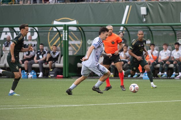 PORTLAND, OR - MAY 23: San JosÃ Earthquakes midfielder Nick Fernanez (20) slips between Portland Timbers lines during the first half of the San JosÃ Earthquakes and the Portland Timbers on May 23, 2026, at Providence Park in Portland, OR. (Photo by Diego Diaz Icon Sportswire) SOCCER: MAY 23 MLS, Fussball Herren, USA Portland Timbers vs San Jose Earthquakes EDITORIAL USE ONLY Icon260523429