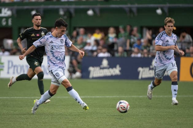 PORTLAND, OR - MAY 23: San JosÃ Earthquakes midfielder Nick Fernandez (20) sends a though ball to the wing supported by Jack Skahan (16) during the first half of the San JosÃ Earthquakes and the Portland Timbers on May 23, 2026, at Providence Park in Portland, OR. (Photo by Diego Diaz Icon Sportswire) SOCCER: MAY 23 MLS, Fussball Herren, USA Portland Timbers vs San Jose Earthquakes EDITORIAL USE ONLY Icon260523430
