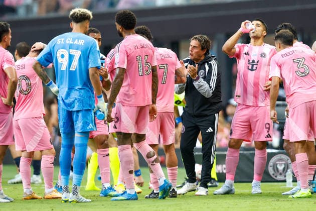 May 24, 2026, Miami, Florida, USA: Inter Miami manager Guillermo Hoyos talks to the Inter Miami players during a Major League Soccer match between Inter Miami CF and Philadelphia Union at NU Stadium, Miami. Soccer 2026: Inter Miami CF 6:4 Philadelphia Union.  - ZUMAa257 20260524_zsp_a257_007 Copyright: xChrisxArjoonx