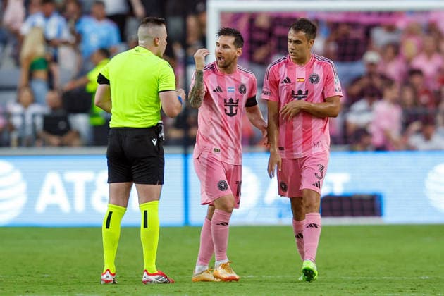 May 24, 2026, Miami, Florida, USA: Inter Miami forward Lionel Messi (10) gestures to the official during a Major League Soccer match between Inter Miami CF and Philadelphia Union at NU Stadium, Miami. Soccer 2026: Inter Miami CF 6:4 Philadelphia Union.  - ZUMAa257 20260524_zsp_a257_019 Copyright: xChrisxArjoonx