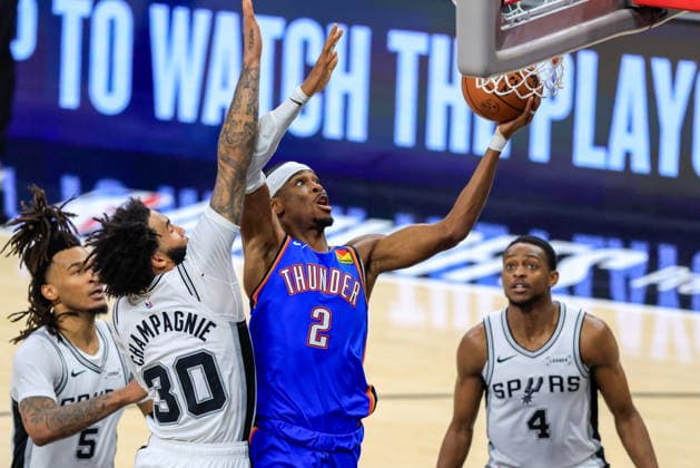 NBA, Basketball Herren, USA West Conference Finals Game 4 - Oklahoma City Thunder at San Antonio Spurs Oklahoma City Thunder guard Shai Gilgeous-Alexander (C) makes a layup in between San Antonio Spurs forward Julian Champagnie (L) and San Antonio Spurs guard De aaron Fox (R) during game 4 of the NBA West Conference Finals between San Antonio Spurs and Oklahoma City Thunder in San Antonio, Texas, USA, 24 May 2026. San Antonio United States  Copyright: xADAMxDAVISx