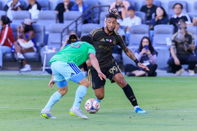 May 24, 2026, Los Angeles, California, USA: Denis Bouanga 99 of the Los Angeles Football Club attempts to pass Kalani Kossa-Rienzi 85 of the Seattle Sounders FC during their regular season MLS, Fussball Herren, USA game on Sunday May 24, 2026 at the BMO Stadium in Los Angeles, California. LAFC defeat Sounders, 1-0. ARIANA RUIZ PI LAFC Defeat Sounders, 1-0  - ZUMAp124 20260524_zaa_p124_016 Copyright: xArianaxRuizx