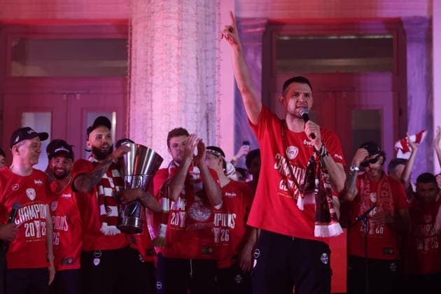 Olympiacos fans celebrate EuroLeague title in Piraeus PIRAEUS, GREECE - MAY 25: Olympiacos players celebrate the EuroLeague victory with a trophy outside the Municipal Theatre in Piraeus, Greece on May 25, 2026. The Greek side claimed its fourth EuroLeague title after defeating Real Madrid 92-85 in the championship game of the Final Four held in Athens, ending a 13-year wait for the trophy. Costas Baltas Anadolu Piraeus Greece. Editorial use only. Please get in touch for any other usage.  Copyright: x2026xAnadoluxCostasxBaltasx