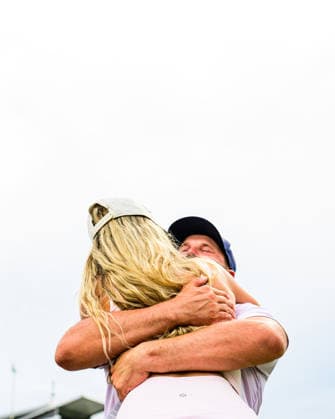 May 24, 2026, Mckinney, Texas, USA: Wyndham Clark celebrates with his girlfriend after scoring the winning putt at the 18th hole in the final round at the CJ Cup Byron Nelson in McKinney. Mckinney USA - ZUMAm348 20260524_znp_m348_030 Copyright: xLuisxRevillaxMatax