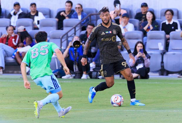 May 24, 2026, Los Angeles, California, USA: Denis Bouanga 99 of the Los Angeles Football Club receives the ball as Kalani Kossa-Rienzi 85 of the Seattle Sounders FC defends during their regular season MLS, Fussball Herren, USA game on Sunday May 24, 2026 at the BMO Stadium in Los Angeles, California. LAFC defeat Sounders, 1-0. ARIANA RUIZ PI LAFC Defeat Sounders, 1-0  - ZUMAp124 20260524_zaa_p124_028 Copyright: xArianaxRuizx