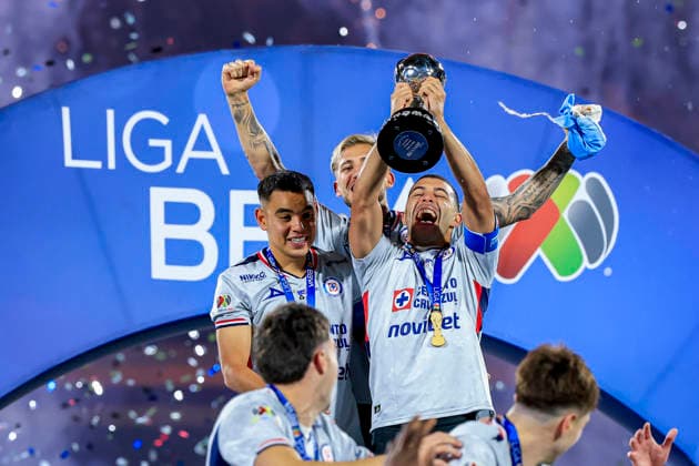 LIGA BBVA MX TORNEO CLAUSURA 2026 FINAL LIGA BBVA MX TORNEO CLAUSURA 2026 FINAL PUMAS VS CRUZ AZUL 24052026 MEXICO CITY, MEXICO. Photo of players of Cruz Azul celebrating with the champion trophy, after defeating Pumas in the final of the Liga BBVA MX Torneo Clausura 2026, held at the Estadio Olimpico of Mexico City. Foto de jugadores de Cruz Azul celebrando con el trofeo de campeon, luego de derrotar a Pumas en la final de la Liga BBVA MX Torneo Clausura 2026, celebrada en el Estadio Olimpico de la Ciudad de Mexico. PHOTO BY IMAGENSHOP AGENCIA FOTOGRAFICA MEXICO CITY MEXICO CITY MEXICO Copyright: xJorgexReyesx