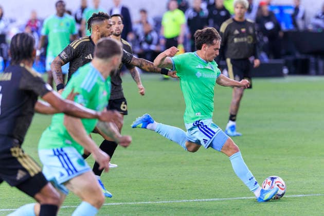 May 24, 2026, Los Angeles, California, USA: Snyder Brunell 37 of the Seattle Sounders FC makes a goal attempt during their regular season MLS, Fussball Herren, USA game against the Los Angeles Football Club on Sunday May 24, 2026 at the BMO Stadium in Los Angeles, California. LAFC defeat Sounders, 1-0. ARIANA RUIZ PI LAFC Defeat Sounders, 1-0  - ZUMAp124 20260524_zaa_p124_030 Copyright: xArianaxRuizx