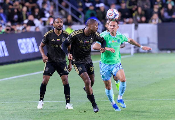 May 24, 2026, Los Angeles, California, USA: Nkosi Tafari 91 of the Los Angeles Football Club heads the ball as Danny Musovski 19 of the Seattle Sounders FC defends during their regular season MLS, Fussball Herren, USA game on Sunday May 24, 2026 at the BMO Stadium in Los Angeles, California. LAFC defeat Sounders, 1-0. ARIANA RUIZ PI LAFC Defeat Sounders, 1-0  - ZUMAp124 20260524_zaa_p124_031 Copyright: xArianaxRuizx